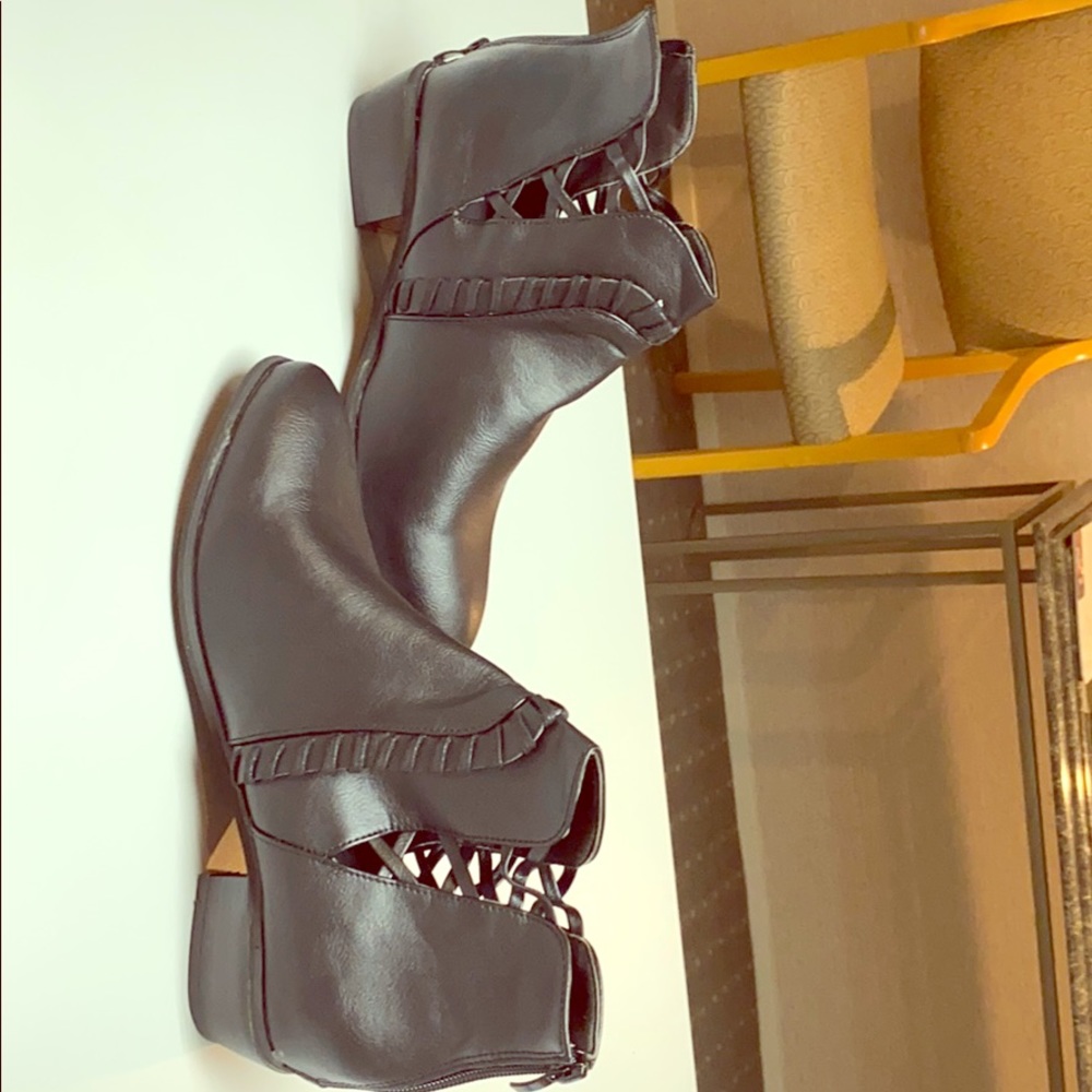 Black size 42 (woman’s size 11) booties with heel